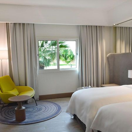 Radisson Blu Resort, Al Khobar ฮาล์ฟมูนเบย์ ภายนอก รูปภาพ A room at the hotel