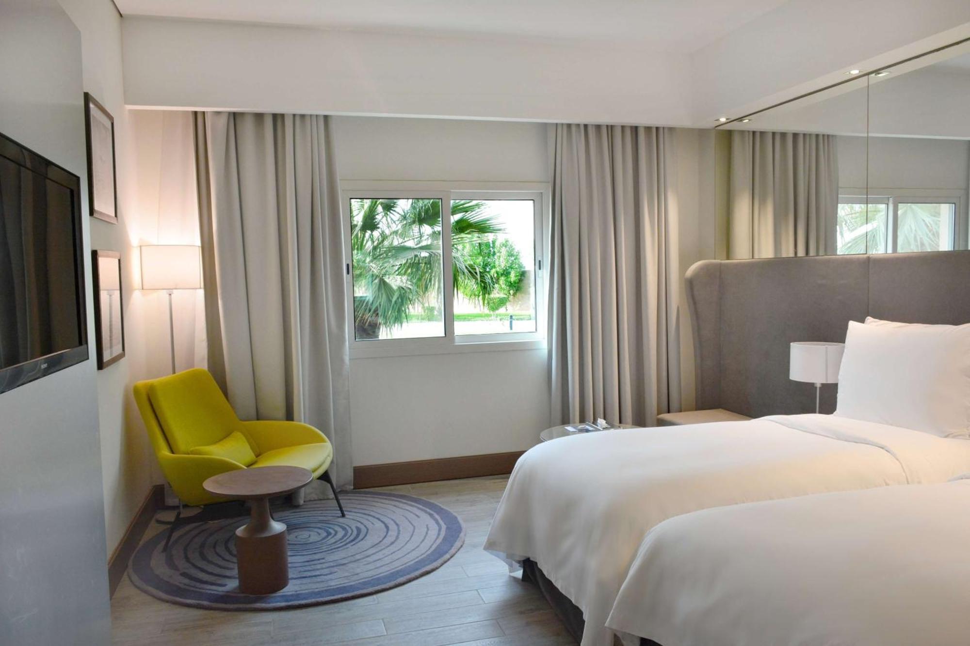 Radisson Blu Resort, Al Khobar ฮาล์ฟมูนเบย์ ภายนอก รูปภาพ A room at the hotel