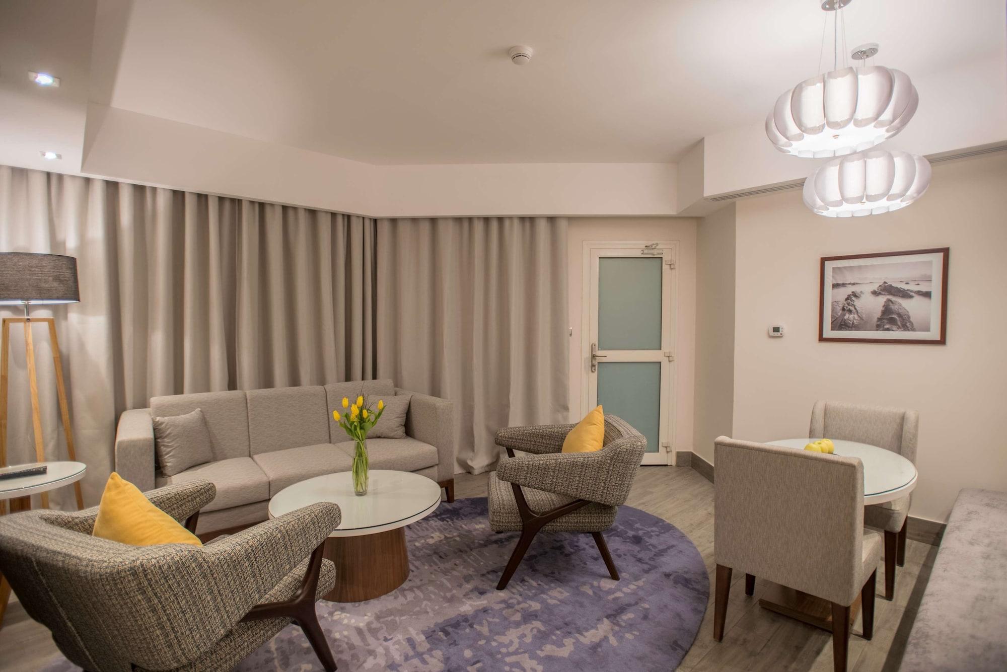 Radisson Blu Resort, Al Khobar ฮาล์ฟมูนเบย์ ภายนอก รูปภาพ The interior of a suite at the hotel