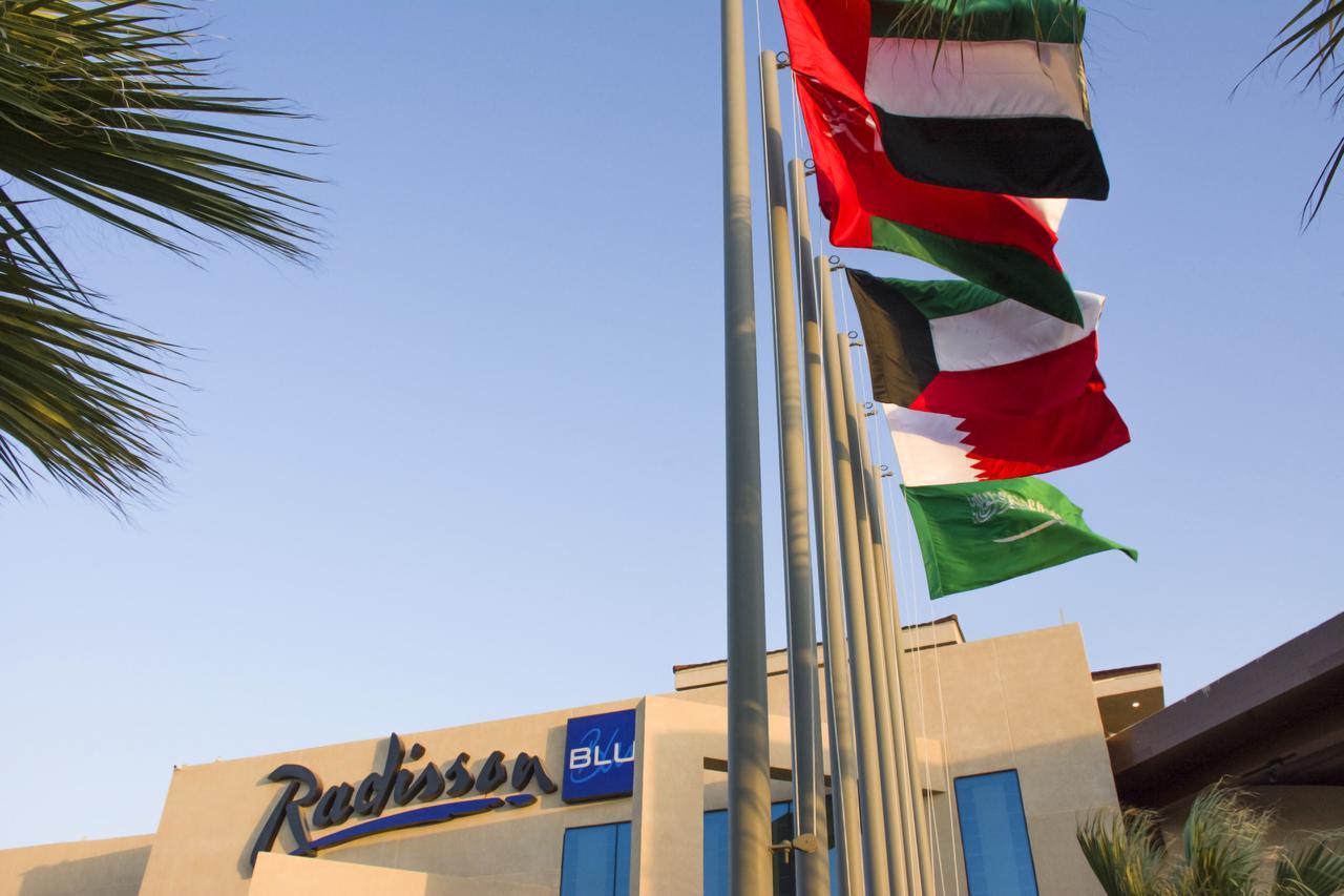 Radisson Blu Resort, Al Khobar ฮาล์ฟมูนเบย์ ภายนอก รูปภาพ Flags of the six Gulf Cooperation Council nations at a hotel in the United Arab Emirates