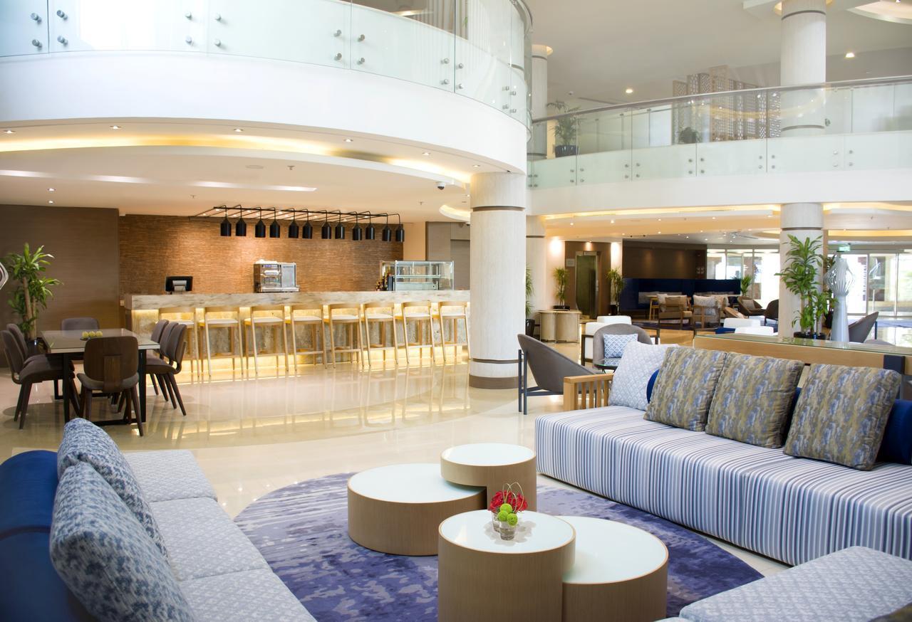 Radisson Blu Resort, Al Khobar ฮาล์ฟมูนเบย์ ภายนอก รูปภาพ The lobby of the hotel