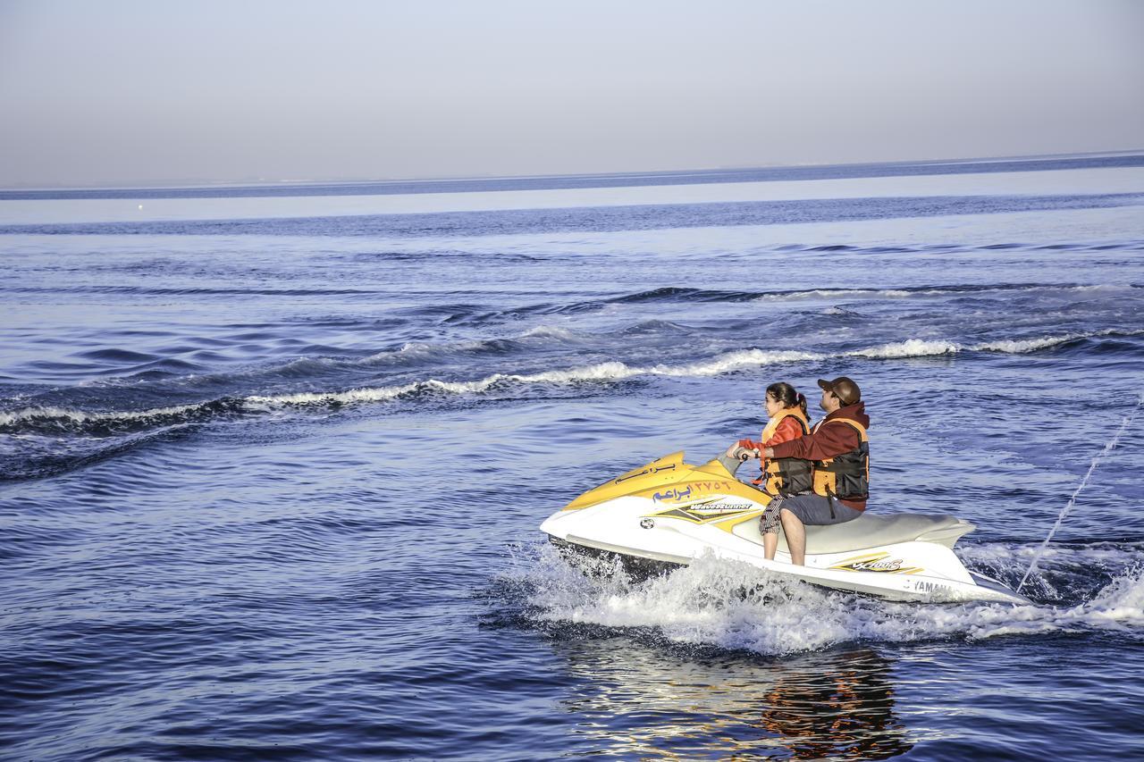 Radisson Blu Resort, Al Khobar ฮาล์ฟมูนเบย์ ภายนอก รูปภาพ Jet skiing in the Mediterranean