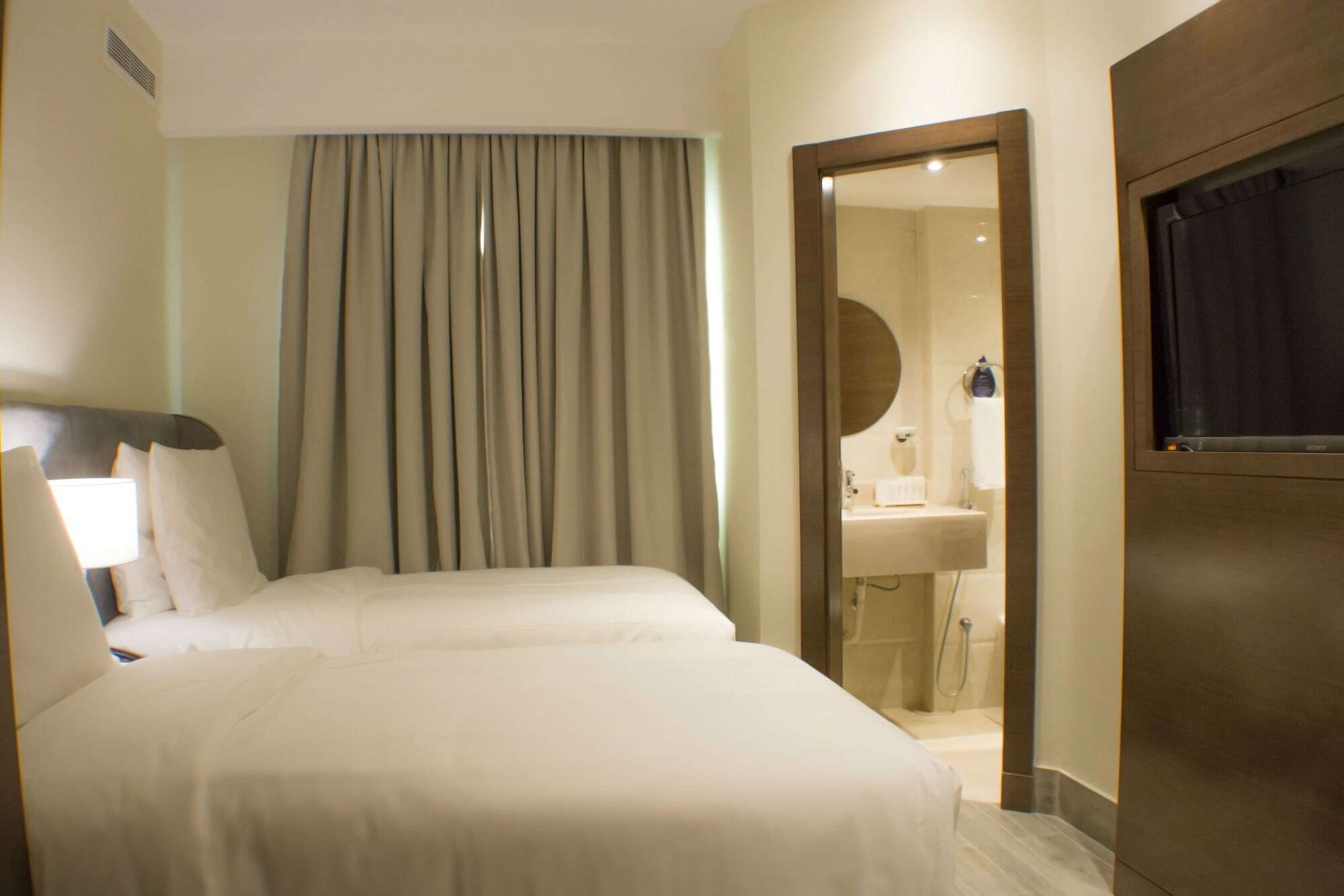 Radisson Blu Resort, Al Khobar ฮาล์ฟมูนเบย์ ภายนอก รูปภาพ A room at the hotel