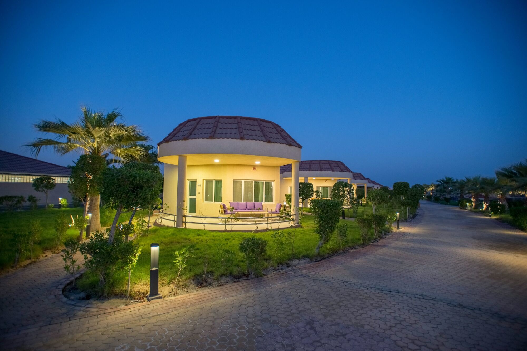 Radisson Blu Resort, Al Khobar ฮาล์ฟมูนเบย์ ภายนอก รูปภาพ The resort at night
