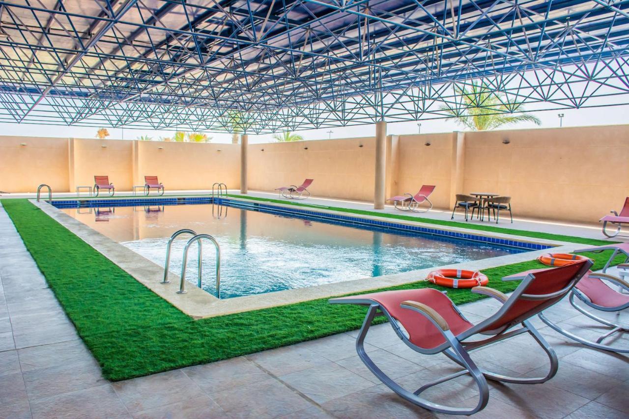 Radisson Blu Resort, Al Khobar ฮาล์ฟมูนเบย์ ภายนอก รูปภาพ Swimming pool at the hotel