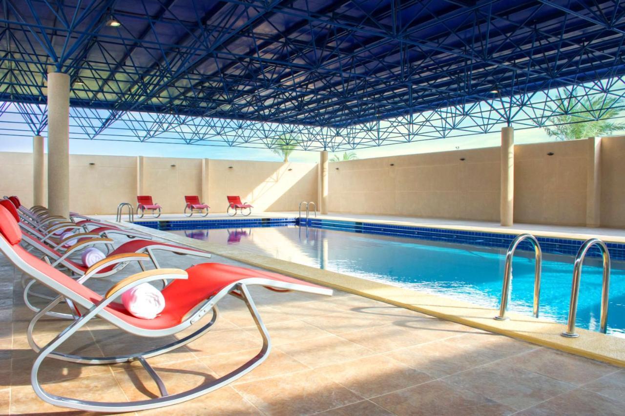 Radisson Blu Resort, Al Khobar ฮาล์ฟมูนเบย์ ภายนอก รูปภาพ Swimming pool at the hotel