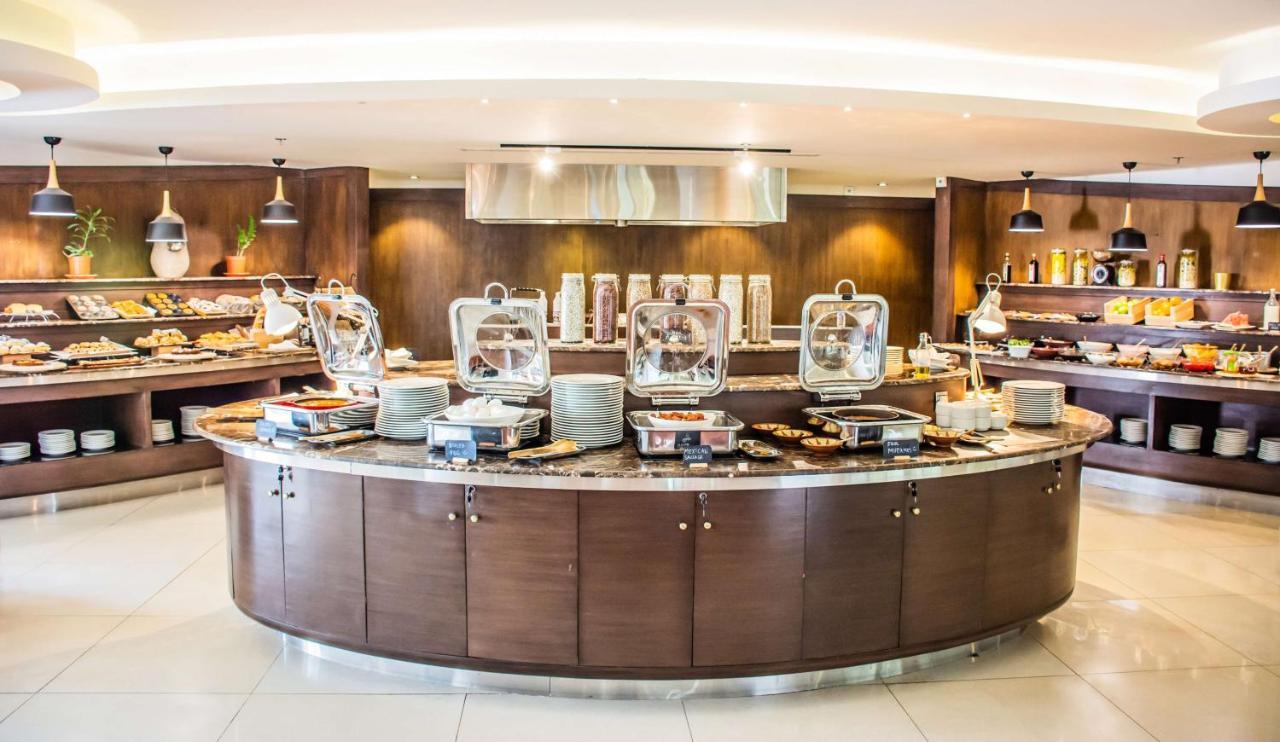 Radisson Blu Resort, Al Khobar ฮาล์ฟมูนเบย์ ภายนอก รูปภาพ A buffet at a hotel