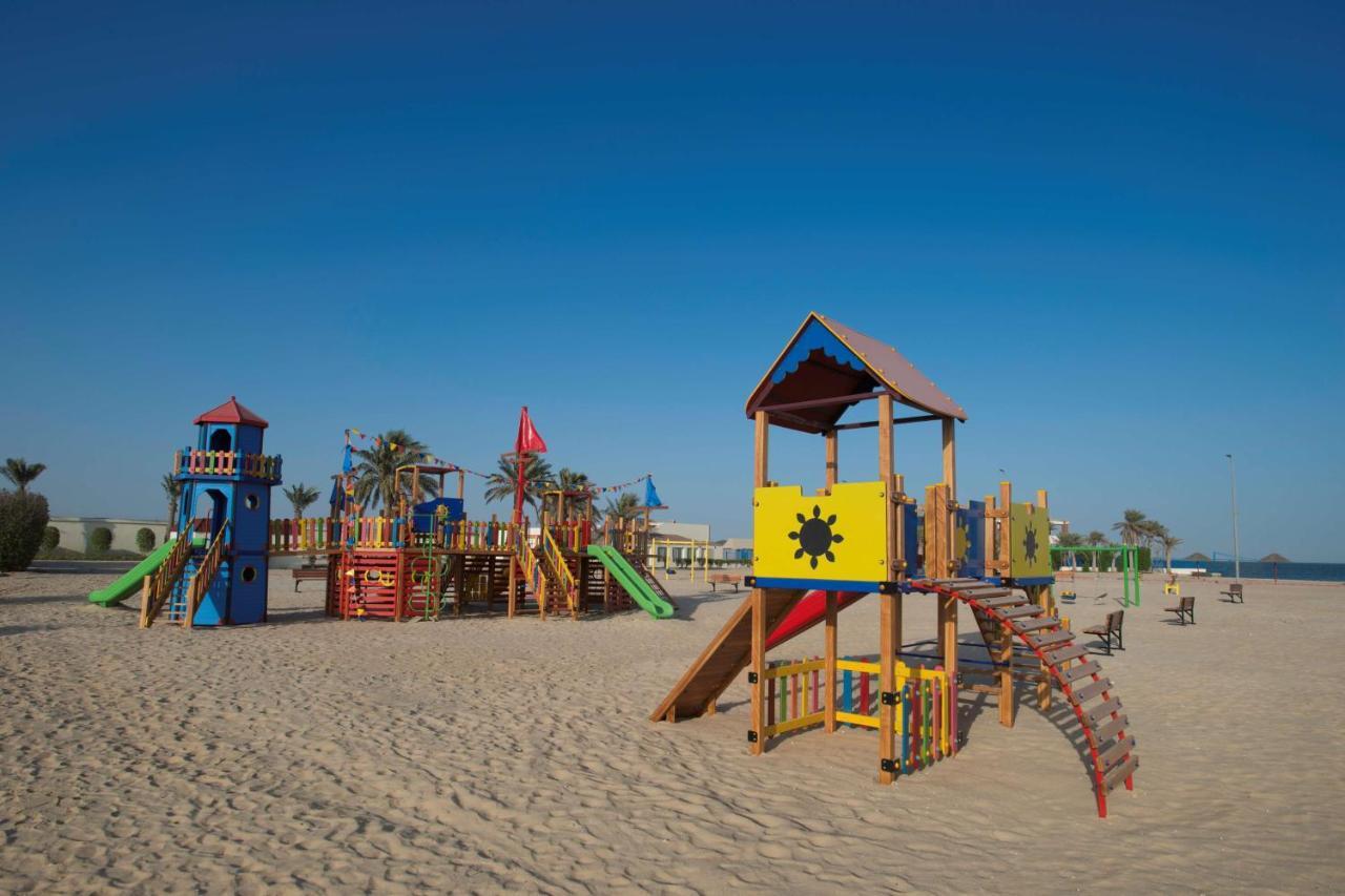 Radisson Blu Resort, Al Khobar ฮาล์ฟมูนเบย์ ภายนอก รูปภาพ Playground at the beach