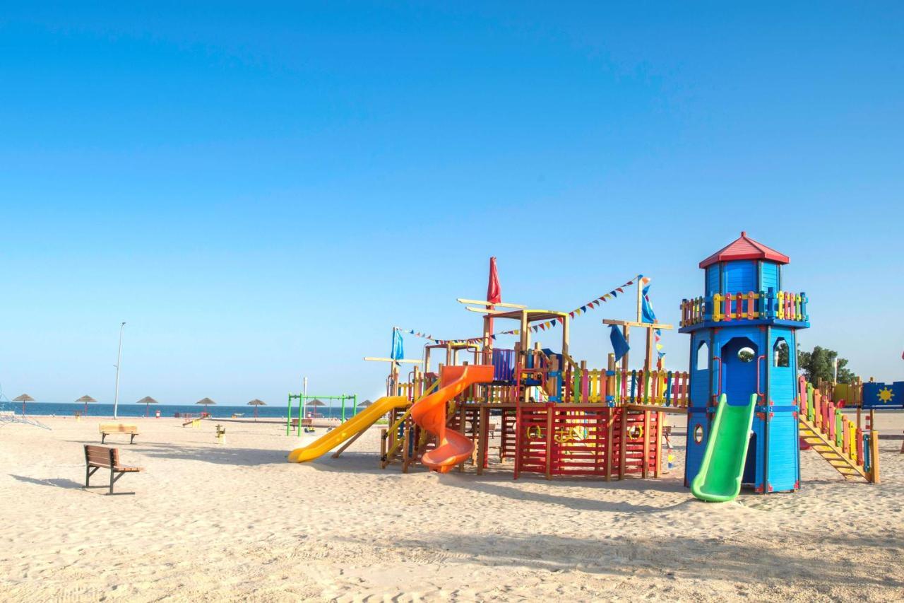 Radisson Blu Resort, Al Khobar ฮาล์ฟมูนเบย์ ภายนอก รูปภาพ Playground on the beach