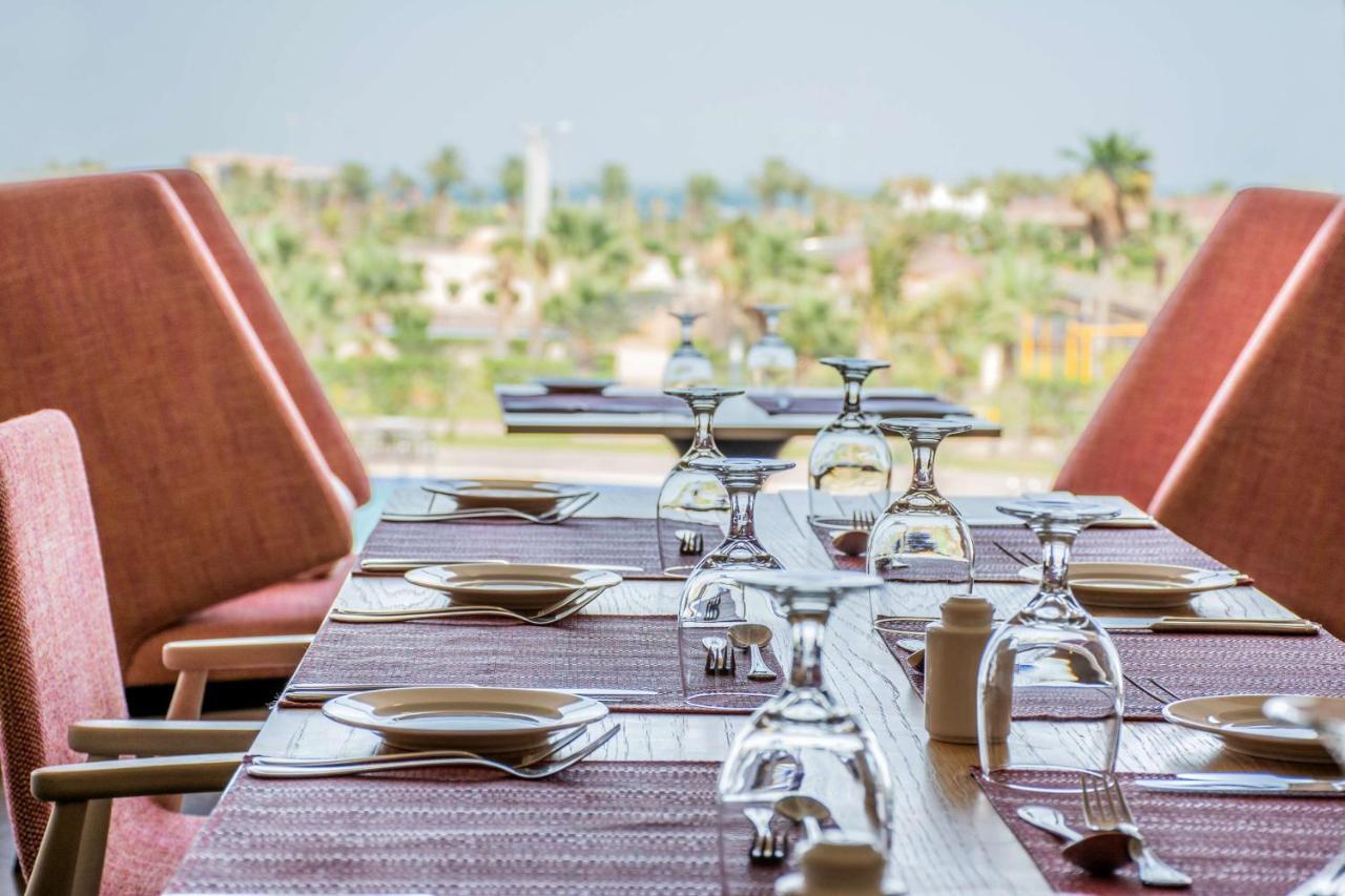 Radisson Blu Resort, Al Khobar ฮาล์ฟมูนเบย์ ภายนอก รูปภาพ The Deck